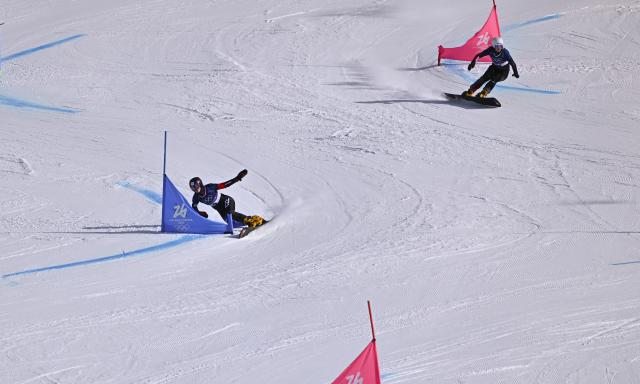 (260208) -- LIVIGNO, Feb. 8, 2026 (Xinhua) -- Zuzana Maderova (L) of the Czech Republic and Sabine Payer of Austria compete during the Snowboard Women's Parallel Giant Slalom Finals at the Milan-Cortina 2026 Olympic Winter Games in Livigno, Italy, Feb. 8, 2026. (Xinhua/Zhang Hongxiang)