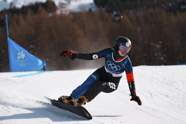 (260208) -- LIVIGNO, Feb. 8, 2026 (Xinhua) -- Zuzana Maderova of the Czech Republic competes during the Snowboard Women's Parallel Giant Slalom Finals at the Milan-Cortina 2026 Olympic Winter Games in Livigno, Italy, Feb. 8, 2026. (Xinhua/Hu Chao)