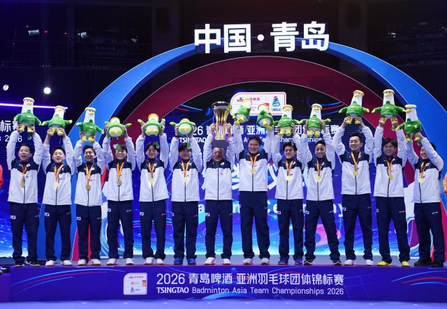 (260208) -- QINGDAO, Feb. 8, 2026 (Xinhua) -- Gold medalists team Japan pose for photos on the podium after the men's team final match between China and Japan at Badminton Asia Team Championships 2026 in Qingdao, east China's Shandong Province, Feb. 8, 2026. (Xinhua/Li Ziheng)