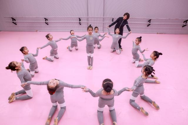 (260208) -- BEIJING, Feb. 8, 2026 (Xinhua) -- Children rehearse a dance under the guidance of an instructor at an art education center in Wuhan, central China's Hubei Province, on Feb. 8, 2026. Various extracurricular activities are available for students across China during the winter vacation. (Photo by Zhao Jun/Xinhua)
