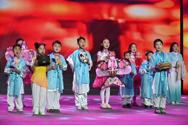 (260208) -- BEIJING, Feb. 8, 2026 (Xinhua) -- Children perform poetry recitation at a music hall in Qinyang, central China's Henan Province, on Feb. 8, 2026. Various extracurricular activities are available for students across China during the winter vacation. (Photo by Yang Fan/Xinhua)