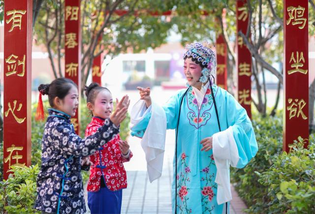 (260208) -- BEIJING, Feb. 8, 2026 (Xinhua) -- Children learn performance of traditional Chinese opera under the guidance of an instructor in Taizhou, east China's Jiangsu Province, on Feb. 8, 2026. Various extracurricular activities are available for students across China during the winter vacation. (Photo by Zhou Shegen/Xinhua)