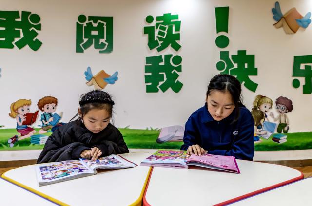 (260208) -- BEIJING, Feb. 8, 2026 (Xinhua) -- Children read books at a library in Qianxi, southwest China's Guizhou Province, on Feb. 8, 2026. Various extracurricular activities are available for students across China during the winter vacation. (Photo by Fan Hui/Xinhua)