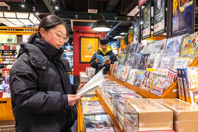 (260208) -- BEIJING, Feb. 8, 2026 (Xinhua) -- Students read books at a bookstore in Anshun, southwest China's Guizhou Province, on Feb. 8, 2026. Various extracurricular activities are available for students across China during the winter vacation. (Photo by Chen Xi/Xinhua)