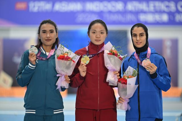 (260208) -- TIANJIN, Feb. 8, 2026 (Xinhua) -- Gold medalist Wu Hongjiao (C) of China, silver medalist Samijonova Sabokhat (L) of Uzbekistan and bronze medalist Dastarbandan Toktam of Iran pose on the podium after the women's 800m final at the 12th Asian Indoor Athletics Championships 2026 in Tianjin, north China, Feb. 8, 2026. (Xinhua/Li Ran)