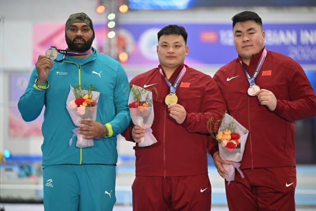 (260208) -- TIANJIN, Feb. 8, 2026 (Xinhua) -- Gold medalist Chen Chengyu (C) of China, silver medalist Toor Tajinderpal Singh (L) of India and bronze medalist Xing Jialiang of China pose on the podium after the men's shot put final at the 12th Asian Indoor Athletics Championships 2026 in Tianjin, north China, Feb. 8, 2026. (Xinhua/Li Ran)