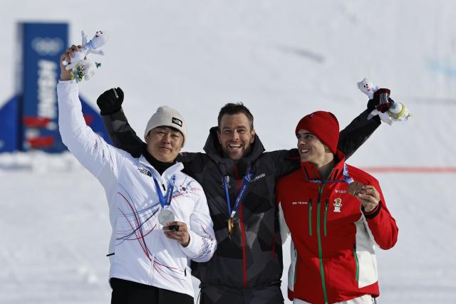 (260208) -- LIVIGNO, Feb. 8, 2026 (Xinhua) -- Gold medalist Benjamin Karl (C) of Austria, silver medalist Kim Sangkyum (L) of South Korea and bronze medalist Tervel Zamfirov of Bulgaria pose on the podium after the Snowboard Men's Parallel Giant Slalom final at the Milan-Cortina 2026 Olympic Winter Games in Livigno, Italy, Feb. 8, 2026. (Xinhua/Wang Peng)