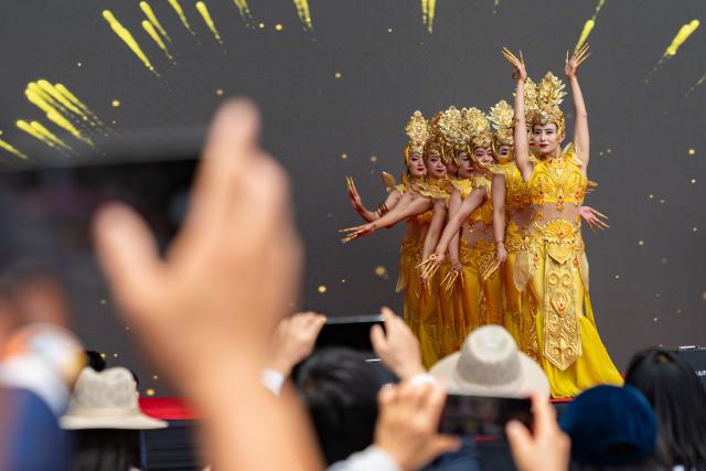 (260208) -- NAIROBI, Feb. 8, 2026 (Xinhua) -- People watch a dance performance at the 2026 Chinese New Year Gala in Nairobi, Kenya, Feb. 8, 2026. Kenya on Sunday celebrated the 2026 Chinese New Year Gala in Nairobi, bringing together dignitaries including senior government officials, diplomats, industry leaders, and hundreds of local and foreign visitors.
   The day-long event, held at Two Rivers Mall, featured cultural performances such as dragon and lion dances, contemporary music, and showcases of Chinese costumes and cuisine. (Xinhua/Xie Jianfei)