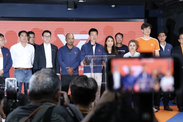 (260208) -- BANGKOK, Feb. 8, 2026 (Xinhua) -- Natthaphong Ruengpanyawut (C), leader of Thailand's People's Party, attends a press conference in Bangkok, capital of Thailand, Feb. 8, 2026. Natthaphong Ruengpanyawut held a press conference on Sunday, saying that the party is ready to act as the opposition party.
   Among the votes that have been counted by Thailand's Election Commission, the Bhumjaithai Party is leading with a significant margin, while the People's Party is currently in second place. (Xinhua/Sun Weitong)