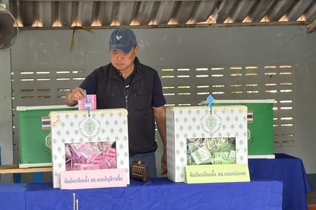 (260208) -- BURIRAM, Feb. 8, 2026 (Xinhua) -- This photo taken with a mobile phone shows Thailand's caretaker Prime Minister and Bhumjaithai Party leader Anutin Charnvirakul casting his vote at a polling station in Buriram province, Thailand, Feb. 8, 2026. Anutin Charnvirakul said in a press conference that the Bhumjaithai Party has won Thailand's House of Representatives election on Sunday. (Xinhua)