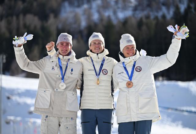 (260208) -- TESERO, Feb. 8, 2026 (Xinhua) -- Gold medalist Johannes Hoesflot Klaebo (C) of Norway, silver medalist Mathis Desloges (L) of France and bronze medalist Martin Loewstroem Nyenget of Norway pose for a group photo during the awarding ceremony of the cross-country skiing men's 10km+10km skiathlon at the Milan-Cortina 2026 Olympic Winter Games in Tesero, Italy, Feb. 8, 2026. (Xinhua/He Canling)