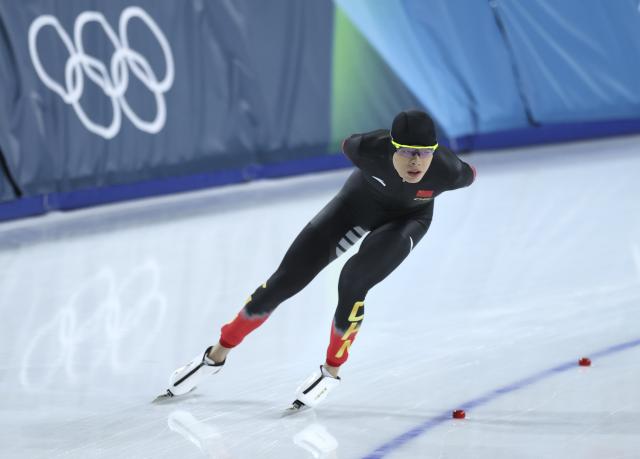 (260208) -- MILAN, Feb. 8, 2026 (Xinhua) -- Liu Hanbin of China competes during the speed skating men's 5000m match at the Milan-Cortina 2026 Olympic Winter Games in Milan, Italy, Feb. 8, 2026. (Xinhua/Li Jing)