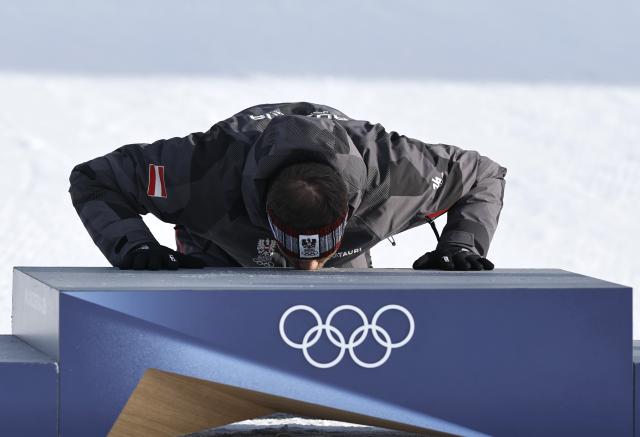 (260208) -- LIVIGNO, Feb. 8, 2026 (Xinhua) -- Gold medalist Benjamin Karl of Austria kisses the podium during the awarding ceremony after the Snowboard Men's Parallel Giant Slalom final at the Milan-Cortina 2026 Olympic Winter Games in Livigno, Italy, Feb. 8, 2026. (Xinhua/Wang Peng)
