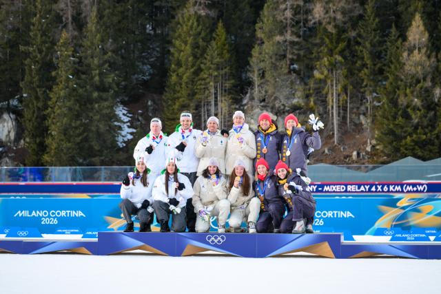 (260208) -- ANTERSELVA, Feb. 8, 2026 (Xinhua) -- Gold medalists Julia Simon, Lou Jeanmonnot, Quentin Fillon Maillet, and Eric Perrot of France, silver medalists Lisa Vittozzi, Dorothea Wierer, Lukas Hofer and Tommaso Giacomel of Italy, and bronze medalists Franziska Preuss, Vanessa Voigt, Philipp Nawrath and Justus Strelow of Germany pose for a group photo during the awarding ceremony of the biathlon mixed relay 4 x 6km (M+W) at the Milan-Cortina 2026 Olympic Winter Games in Anterselva, Italy, Feb. 8, 2026. (Xinhua/Jiang Han)