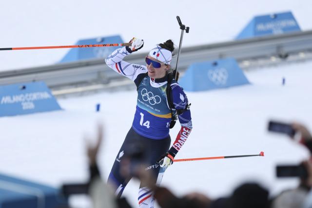 (260208) -- ANTERSELVA, Feb. 8, 2026 (Xinhua) -- Julia Simon of France celebrates after the biathlon mixed relay 4 x 6km (M+W) at the Milan-Cortina 2026 Olympic Winter Games in Anterselva, Italy, Feb. 8, 2026. (Xinhua/Zhang Tao)