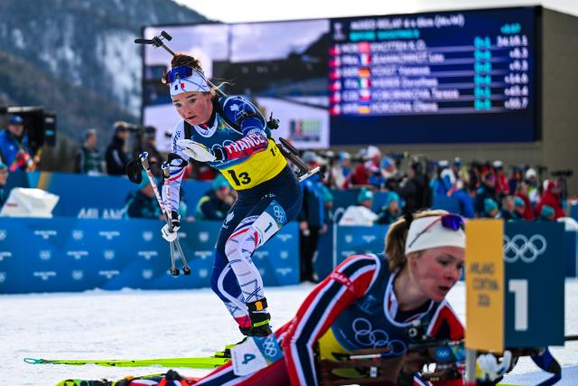 (260208) -- ANTERSELVA, Feb. 8, 2026 (Xinhua) -- Lou Jeanmonnot (L) of France competes during the biathlon mixed relay 4 x 6km (M+W) at the Milan-Cortina 2026 Olympic Winter Games in Anterselva, Italy, Feb. 8, 2026. (Xinhua/Jiang Han)
