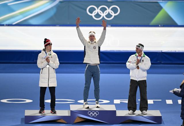 (260208) -- MILAN, Feb. 8, 2026 (Xinhua) -- Gold medalist Sander Eitrem (C) of Norway, silver medalist Metodej Jilek (L) of the Czech Republic and bronze medalist Riccardo Lorello of Italy attend the awarding ceremony of the speed skating men's 5000m at the Milan-Cortina 2026 Olympic Winter Games in Milan, Italy, Feb. 8, 2026. (Xinhua/Wu Wei)