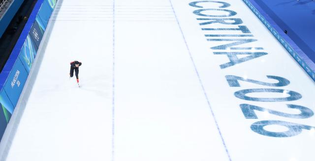 (260208) -- MILAN, Feb. 8, 2026 (Xinhua) -- Liu Hanbin of China competes during the speed skating men's 5000m match at the Milan-Cortina 2026 Olympic Winter Games in Milan, Italy, Feb. 8, 2026. (Xinhua/Du Xiaoyi)