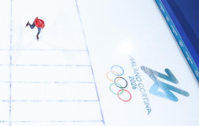 (260208) -- MILAN, Feb. 8, 2026 (Xinhua) -- Sander Eitrem of Norway competes during the speed skating men's 5000m match at the Milan-Cortina 2026 Olympic Winter Games in Milan, Italy, Feb. 8, 2026. (Xinhua/Du Xiaoyi)