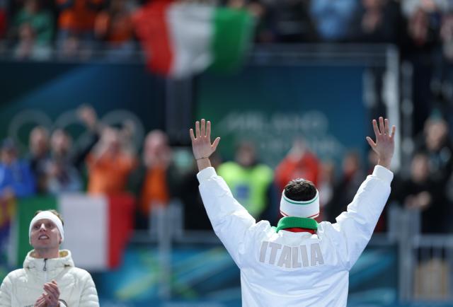 (260208) -- MILAN, Feb. 8, 2026 (Xinhua) -- Riccardo Lorello (R) of Italy greets the spectators during the awarding ceremony of the speed skating men's 5000m at the Milan-Cortina 2026 Olympic Winter Games in Milan, Italy, Feb. 8, 2026. (Xinhua/Du Xiaoyi)