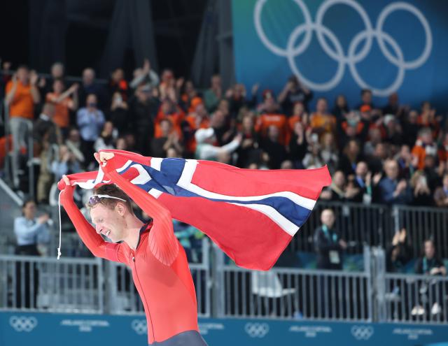 (260208) -- MILAN, Feb. 8, 2026 (Xinhua) -- Sander Eitrem of Norway celebrates after the speed skating men's 5000m match at the Milan-Cortina 2026 Olympic Winter Games in Milan, Italy, Feb. 8, 2026. (Xinhua/Du Xiaoyi)