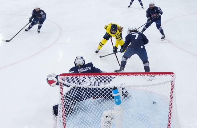 (260208) -- MILAN, Feb. 8, 2026 (Xinhua) -- Felizia Wikner Zienkiewicz (C) of Sweden competes during the ice hockey women's preliminary round group B match between France and Sweden at the Milan-Cortina 2026 Olympic Winter Games in Milan, Italy, Feb. 8, 2026. (Xinhua/Tao Xiyi)