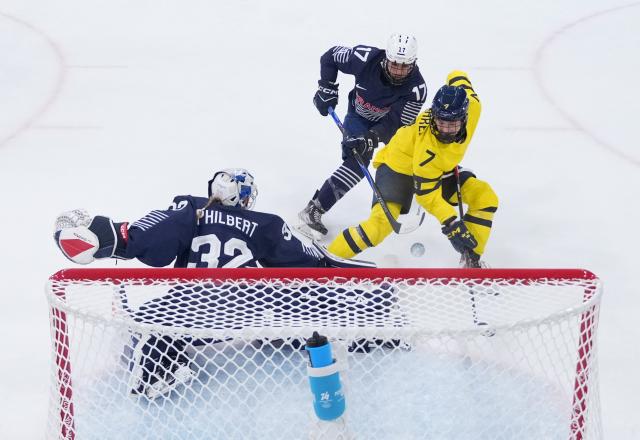 (260208) -- MILAN, Feb. 8, 2026 (Xinhua) -- Mira Jungaker (R) of Sweden competes during the ice hockey women's preliminary round group B match between France and Sweden at the Milan-Cortina 2026 Olympic Winter Games in Milan, Italy, Feb. 8, 2026. (Xinhua/Tao Xiyi)