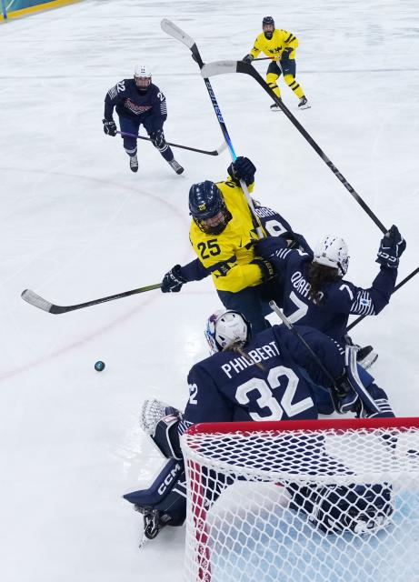 (260208) -- MILAN, Feb. 8, 2026 (Xinhua) -- Lina Ljungblom (C) of Sweden competes during the ice hockey women's preliminary round group B match between France and Sweden at the Milan-Cortina 2026 Olympic Winter Games in Milan, Italy, Feb. 8, 2026. (Xinhua/Tao Xiyi)