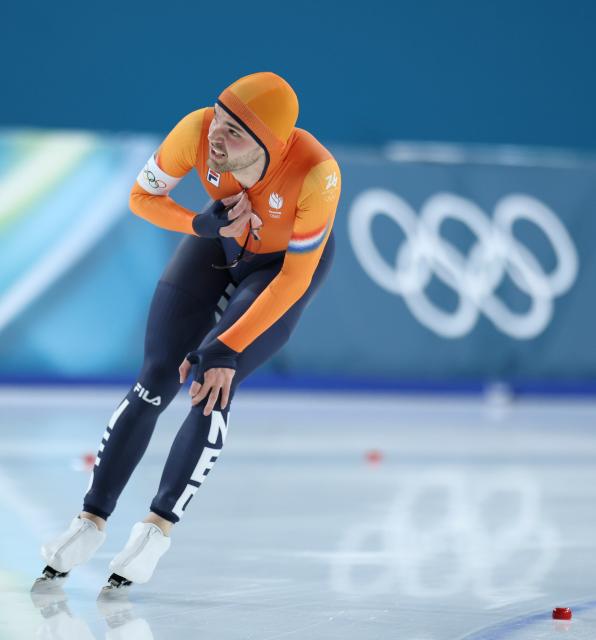 (260208) -- MILAN, Feb. 8, 2026 (Xinhua) -- Chris Huizinga of the Netherlands reacts after the speed skating men's 5000m match at the Milan-Cortina 2026 Olympic Winter Games in Milan, Italy, Feb. 8, 2026. (Xinhua/Li Jing)