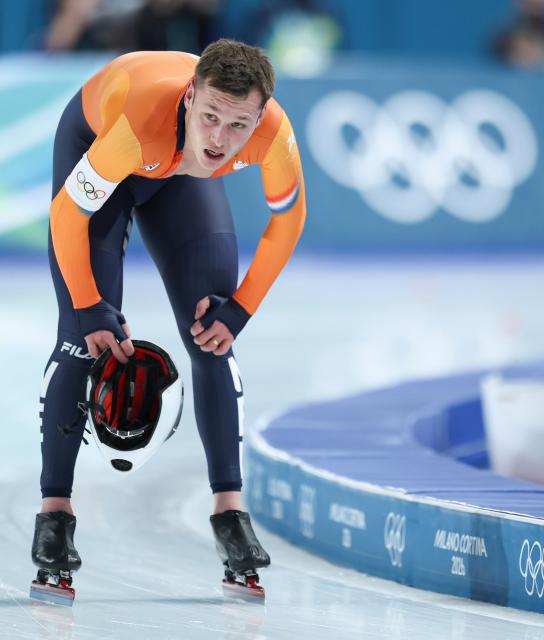 (260208) -- MILAN, Feb. 8, 2026 (Xinhua) -- Marcel Bosker of the Netherlands reacts after the speed skating men's 5000m match at the Milan-Cortina 2026 Olympic Winter Games in Milan, Italy, Feb. 8, 2026. (Xinhua/Li Jing)