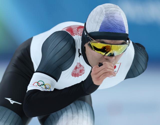 (260208) -- MILAN, Feb. 8, 2026 (Xinhua) -- Sasaki Shomu of Japan competes during the speed skating men's 5000m match at the Milan-Cortina 2026 Olympic Winter Games in Milan, Italy, Feb. 8, 2026. (Xinhua/Li Jing)
