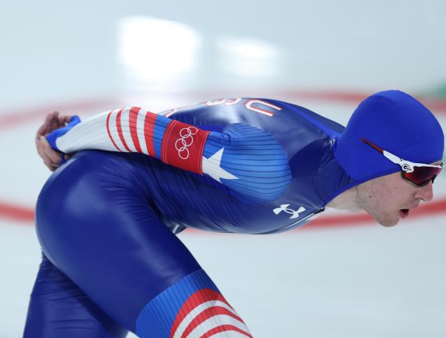 (260208) -- MILAN, Feb. 8, 2026 (Xinhua) -- Casey Dawson of the United States competes during the speed skating men's 5000m match at the Milan-Cortina 2026 Olympic Winter Games in Milan, Italy, Feb. 8, 2026. (Xinhua/Li Jing)