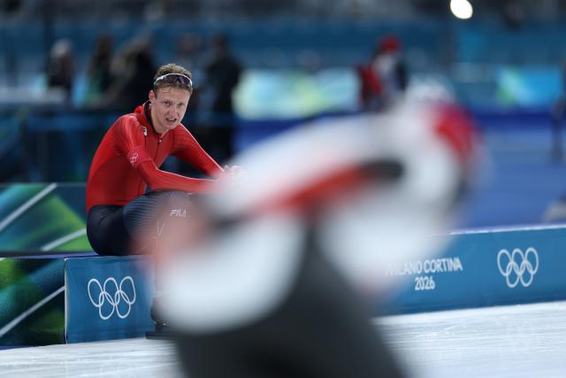 (260208) -- MILAN, Feb. 8, 2026 (Xinhua) -- Sander Eitrem of Norway watches the skating of other athletes during the speed skating men's 5000m match at the Milan-Cortina 2026 Olympic Winter Games in Milan, Italy, Feb. 8, 2026. (Xinhua/Li Jing)
