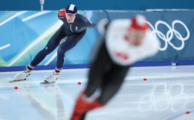 (260208) -- MILAN, Feb. 8, 2026 (Xinhua) -- Timothy Loubineaud (L) of France competes during the speed skating men's 5000m match at the Milan-Cortina 2026 Olympic Winter Games in Milan, Italy, Feb. 8, 2026. (Xinhua/Li Jing)