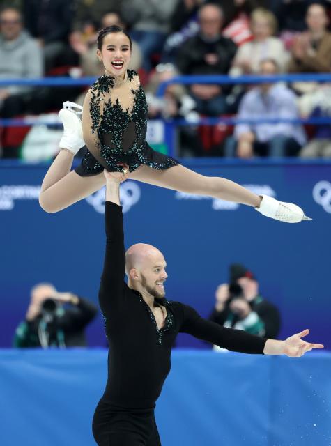 (260208) -- MILAN, Feb. 8, 2026 (Xinhua) -- Ellie Kam (top)/Danny O'shea of the United States compete during the free skating of pair skating for figure skating team event at the Milan-Cortina 2026 Olympic Winter Games in Milan, Italy, Feb. 8, 2026. (Xinhua/Li Ming)
