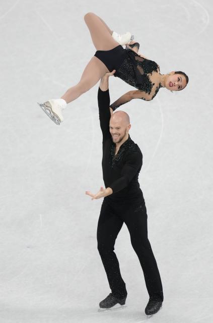 (260208) -- MILAN, Feb. 8, 2026 (Xinhua) -- Ellie Kam (top)/Danny O'shea of the United States compete during the free skating of pair skating for figure skating team event at the Milan-Cortina 2026 Olympic Winter Games in Milan, Italy, Feb. 8, 2026. (Xinhua/Cheng Min)
