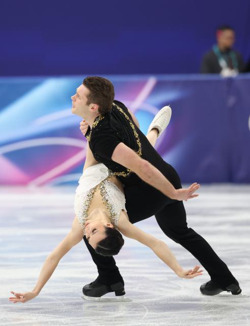 (260208) -- MILAN, Feb. 8, 2026 (Xinhua) -- Lia Pereira (L)/Trennt Michaud of Canada compete during the free skating of pair skating for figure skating team event at the Milan-Cortina 2026 Olympic Winter Games in Milan, Italy, Feb. 8, 2026. (Xinhua/Li Ming)