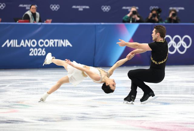 (260208) -- MILAN, Feb. 8, 2026 (Xinhua) -- Lia Pereira (L)/Trennt Michaud of Canada compete during the free skating of pair skating for figure skating team event at the Milan-Cortina 2026 Olympic Winter Games in Milan, Italy, Feb. 8, 2026. (Xinhua/Li Ming)