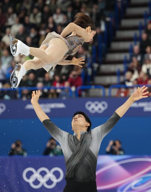 (260208) -- MILAN, Feb. 8, 2026 (Xinhua) -- Miura Riku (top)/Kihara Ryuichi of Japan perform during the figure skating team event pair skating free skating of the Milan-Cortina 2026 Olympic Winter Games in Milan, Italy, Feb. 8, 2026. (Xinhua/Xue Yuge)