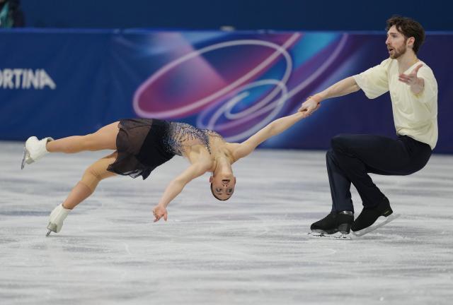 (260208) -- MILAN, Feb. 8, 2026 (Xinhua) -- Sara Conti (L)/Niccolo Macii of Italy perform during the figure skating team event pair skating free skating of the Milan-Cortina 2026 Olympic Winter Games in Milan, Italy, Feb. 8, 2026. (Xinhua/Xue Yuge)
