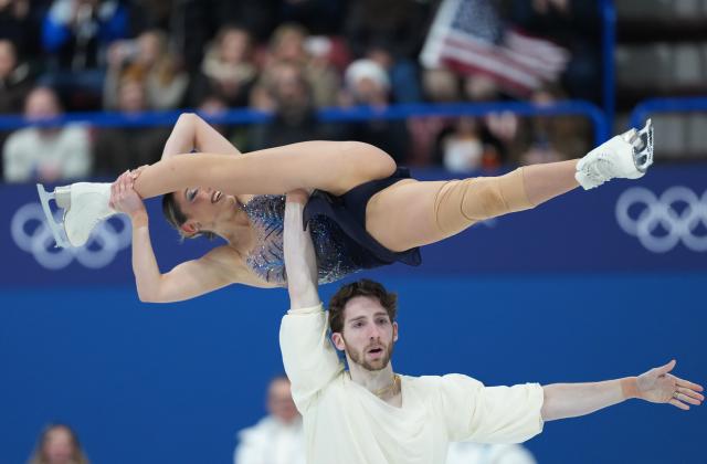 (260208) -- MILAN, Feb. 8, 2026 (Xinhua) -- Sara Conti (top)/Niccolo Macii of Italy perform during the figure skating team event pair skating free skating of the Milan-Cortina 2026 Olympic Winter Games in Milan, Italy, Feb. 8, 2026. (Xinhua/Xue Yuge)