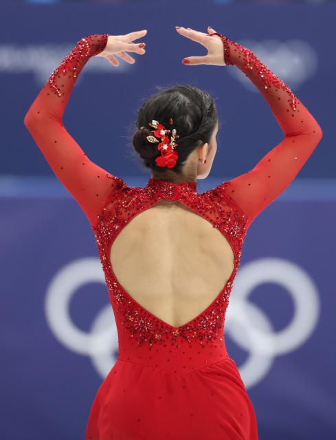 (260208) -- MILAN, Feb. 8, 2026 (Xinhua) -- Madeline Schizas of Canada competes during the women single skating free skating of the figure skating team event of the Milan-Cortina 2026 Olympic Winter Games in Milan, Italy, Feb. 8, 2026. (Xinhua/Li Ming)