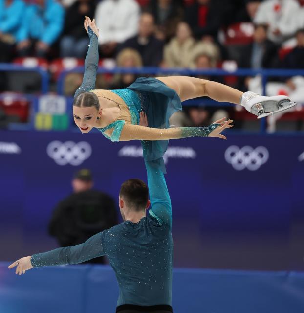 (260208) -- MILAN, Feb. 8, 2026 (Xinhua) -- Anastasiia Metelkina (top)/Luka Berulava of Georgia compete during the free skating of pair skating for figure skating team event at the Milan-Cortina 2026 Olympic Winter Games in Milan, Italy, Feb. 8, 2026. (Xinhua/Li Ming)