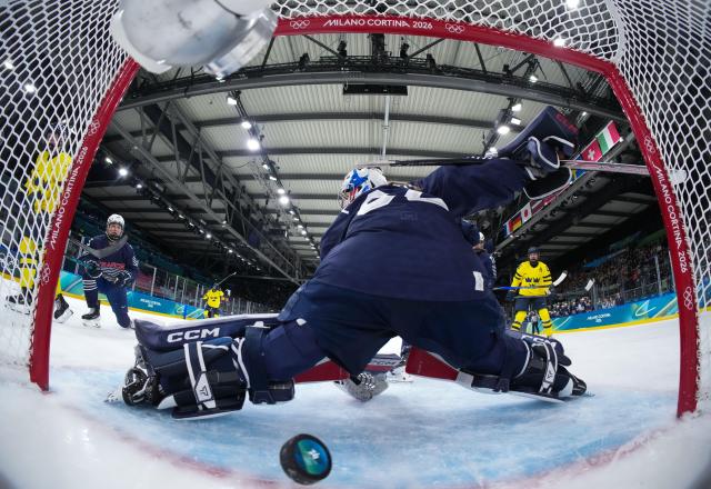(260208) -- MILAN, Feb. 8, 2026 (Xinhua) -- Goalkeeper Alice Philbert of France of fails to save the puck during the ice hockey women's preliminary round group B match between France and Sweden at the Milan-Cortina 2026 Olympic Winter Games in Milan, Italy, Feb. 8, 2026. (Xinhua/Tao Xiyi)