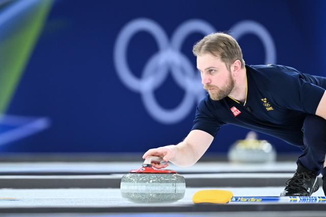 (260208) -- CORTINA D'AMPEZZO, Feb. 8, 2026 (Xinhua) -- Rasmus Wranaa of Sweden competes during the curling mixed doubles round robin session 12 match between Sweden and the United States at the Milan-Cortina 2026 Olympic Winter Games in Cortina, Italy, Feb. 8, 2026. (Xinhua/Lian Yi)