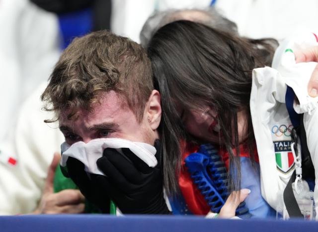 (260208) -- MILAN, Feb. 8, 2026 (Xinhua) -- Matteo Rizzo (L) of Italy reacts after his performance during the figure skating team event men single skating free skating of the Milan-Cortina 2026 Olympic Winter Games in Milan, Italy, Feb. 8, 2026. (Xinhua/Xue Yuge)
