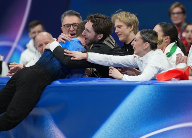 (260208) -- MILAN, Feb. 8, 2026 (Xinhua) -- Matteo Rizzo (L) of Italy celebrates with the team memebers after his performance during the figure skating team event men single skating free skating of the Milan-Cortina 2026 Olympic Winter Games in Milan, Italy, Feb. 8, 2026. (Xinhua/Xue Yuge)