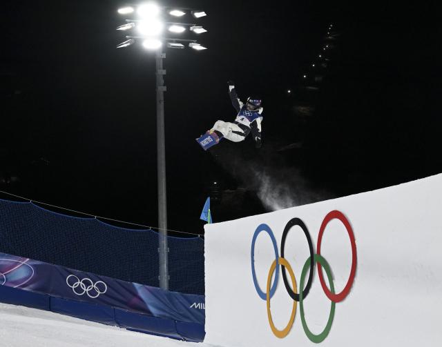 (260208) -- LIVIGNO, Feb. 8, 2026 (Xinhua) -- Suzuki Momo of Japan competes during the Snowboard Women's Big Air qualification at the Milan-Cortina 2026 Olympic Winter Games in Livigno, Italy, Feb. 8, 2026. (Xinhua/Xia Yifang)