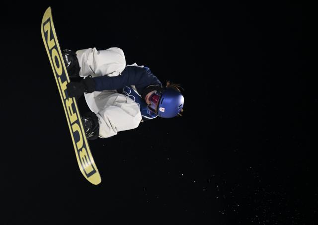 (260208) -- LIVIGNO, Feb. 8, 2026 (Xinhua) -- Fukada Mari of Japan competes during the Snowboard Women's Big Air qualification at the Milan-Cortina 2026 Olympic Winter Games in Livigno, Italy, Feb. 8, 2026. (Xinhua/Xia Yifang)