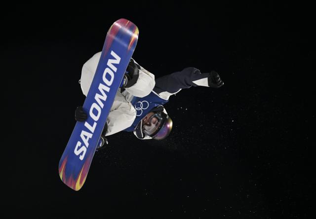 (260208) -- LIVIGNO, Feb. 8, 2026 (Xinhua) -- Suzuki Momo of Japan competes during the Snowboard Women's Big Air qualification at the Milan-Cortina 2026 Olympic Winter Games in Livigno, Italy, Feb. 8, 2026. (Xinhua/Xia Yifang)